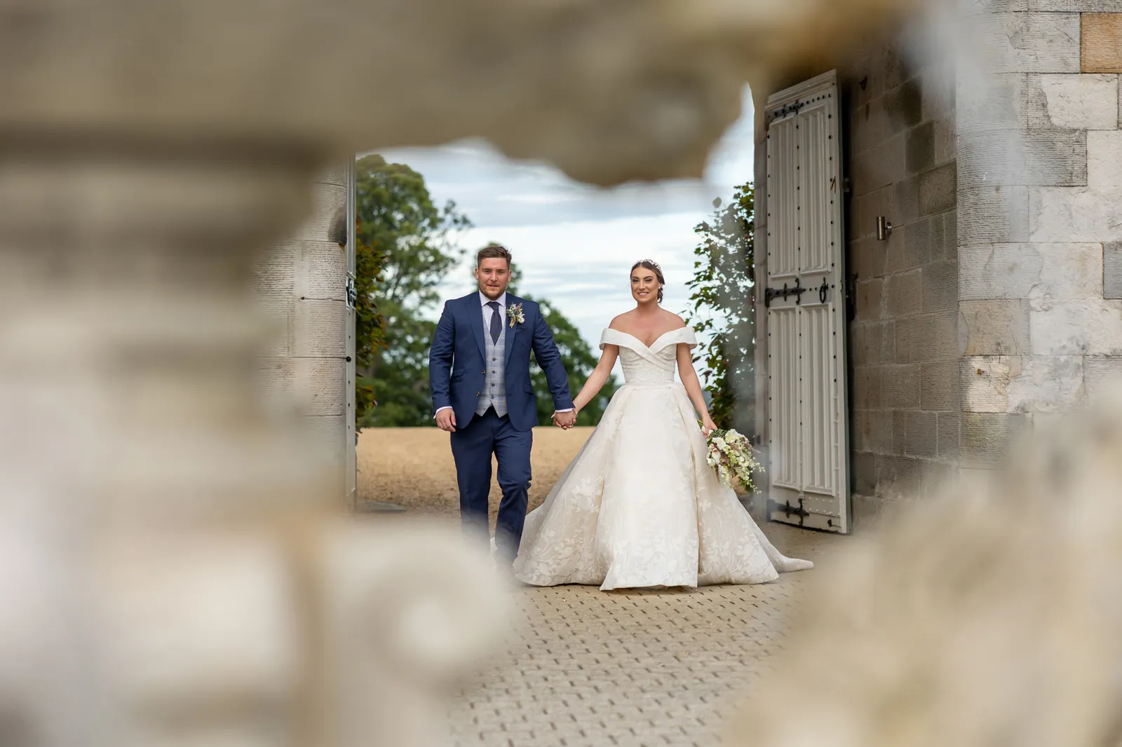 dundas castle edinburgh wedding photo courtyard in summer