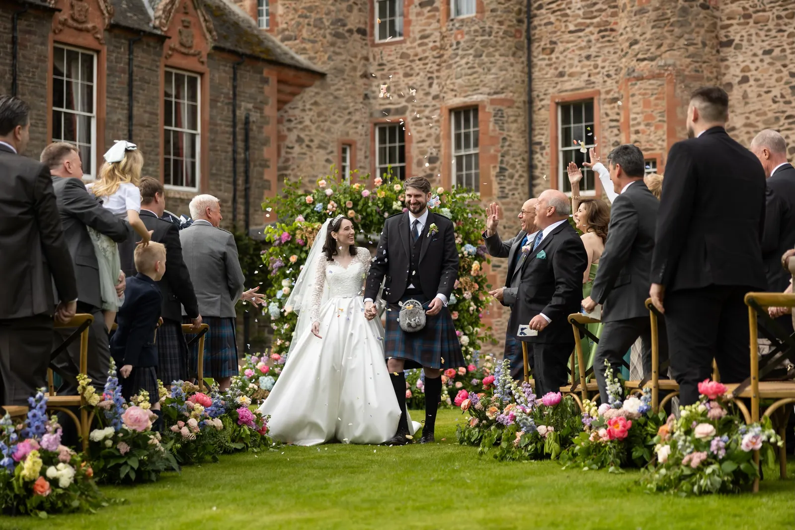 Scotland certainly turned on the charm for Caroline & Kevin's gorgeous summer...