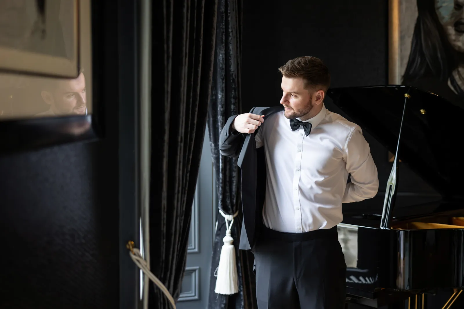 groom getting ready at carlowrie castle wedding venue in edinburgh